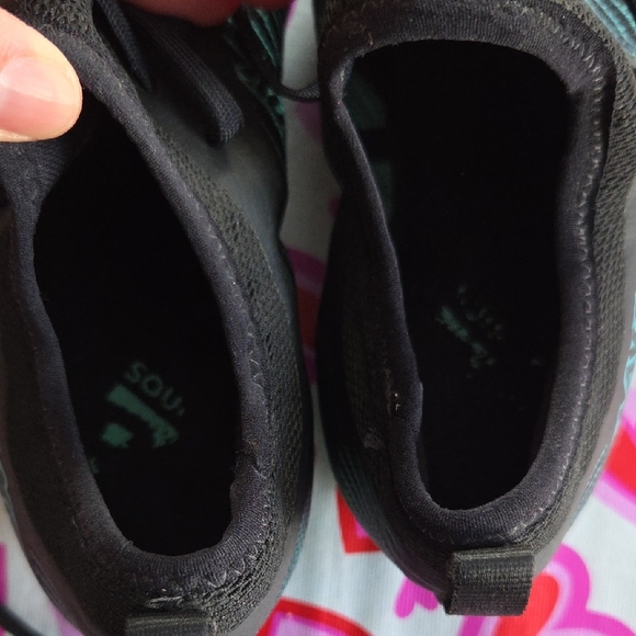 Saucony Women's Black and Green Athletic Shoes - Picture 6 of 8